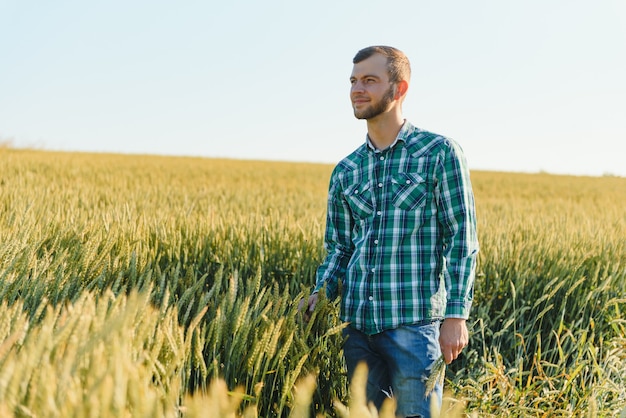 Portret młodego przystojnego biologa lub agronoma.