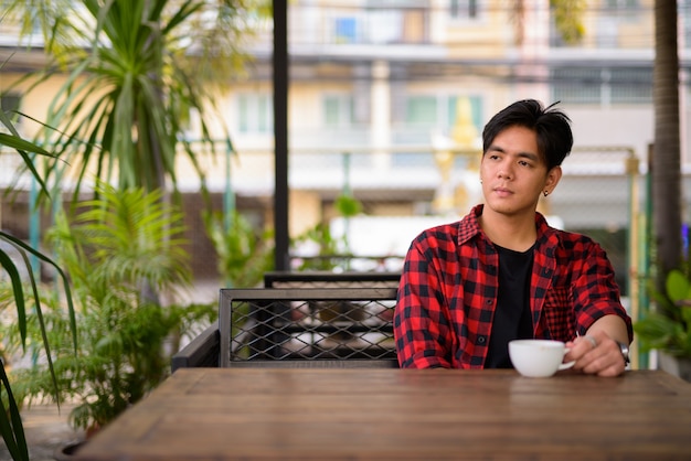 Portret Młodego Przystojnego Mężczyzny Hipster Filipiński Relaks W Kawiarni