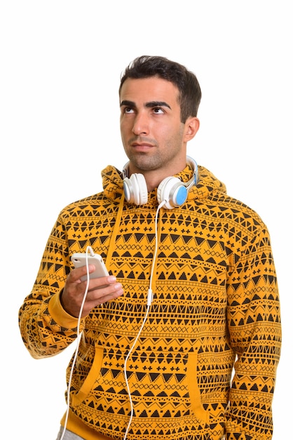 Portret młodego przystojnego mężczyzny perskiego ze słuchawkami