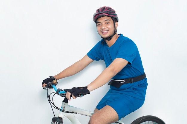 portret młodego rowerzysty azjatyckiego na białym tle