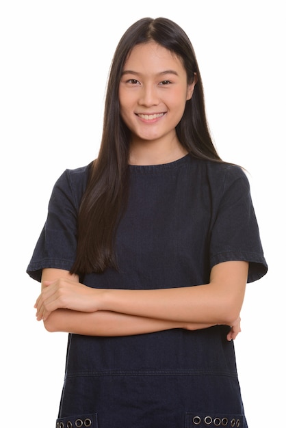 Portret młodego szczęśliwego azjatyckiego nastolatka z uśmiechem