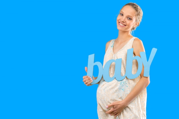 Portret młodego szczęśliwego uśmiechnięta kobieta w ciąży