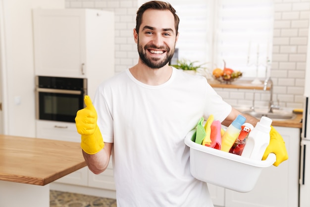 Portret Młodego Wesoły Uśmiechnięty Pozytywny Człowiek Househusband Pomieszczeniu Pokazując Kciuk Do Góry.