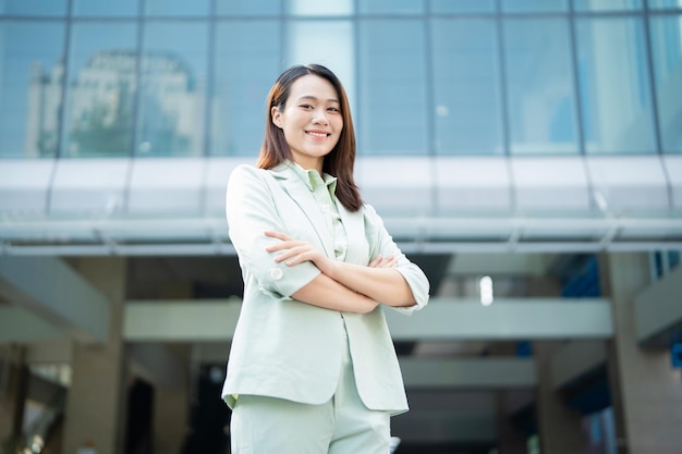 Portret młodej azjatyckiej bizneswoman przed biurem