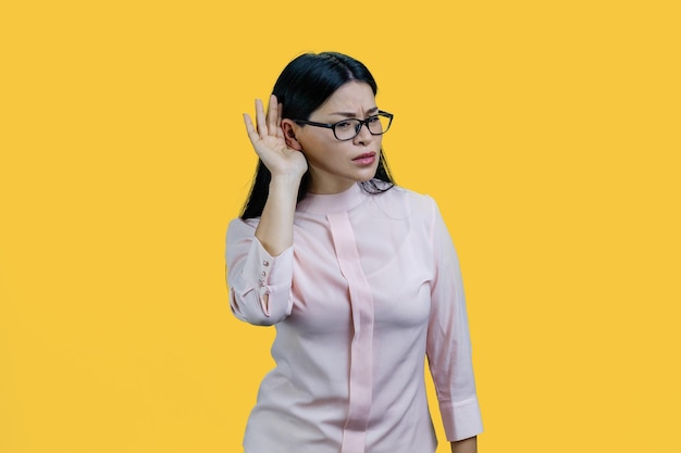 Portret młodej azjatyckiej kobiety podsłuchującej plotki