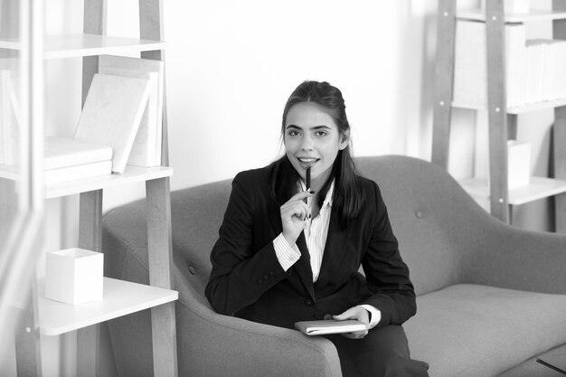 Portret młodej bizneswoman księgowej w wizytowym stroju w miejscu pracy biurowej udanej kobiety mężczyzna
