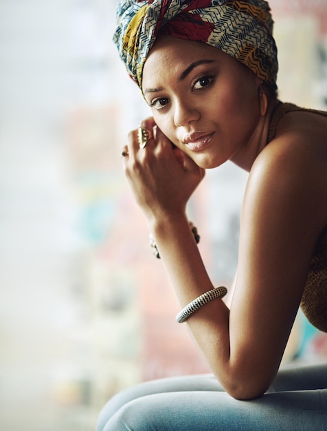 Portret młodej czarnej kobiety i turbanu, styl i trendy w modzie, pewność siebie i duma z naturalnego piękna, ostra afrykańska kultura i wyjątkowe dziedzictwo. Czarna dziewczyna stylowa chusta i afrykański nadruk