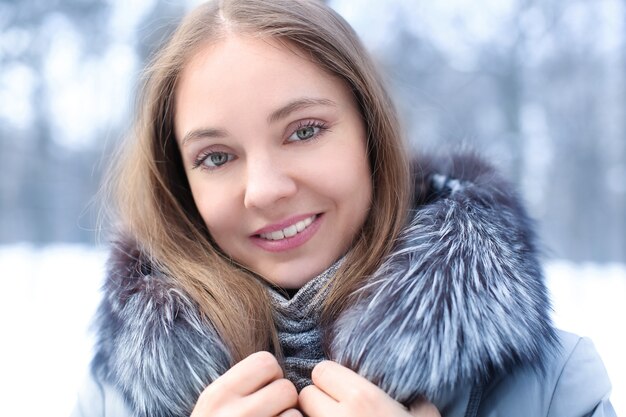 Portret młodej dziewczyny piękne na mroźny dzień. Ferie zimowe