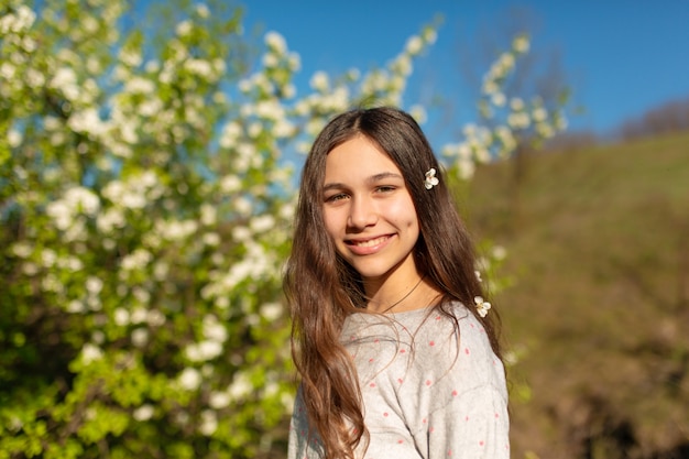 Portret młodej dziewczyny piękne nastolatki w kwitnących wiosną zielony ogród