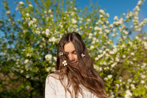 Portret młodej dziewczyny piękne nastolatki w kwitnących wiosną zielony ogród