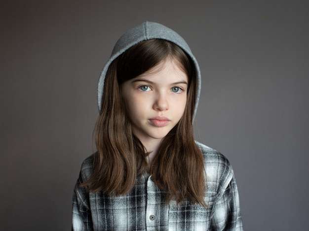 Portret młodej dziewczyny piękne poważne w bluzie z kapturem na ciemno
