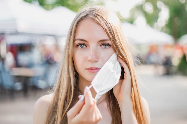 Portret młodej dziewczyny ubrana w białą maskę medyczną