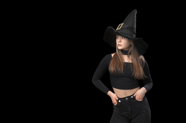 Portret Młodej Dziewczyny W Stroju Wiedźmy Jest Izolowana Na Czarnym Tle Kopiuj Przestrzeń Koncepcja Makiety Halloween