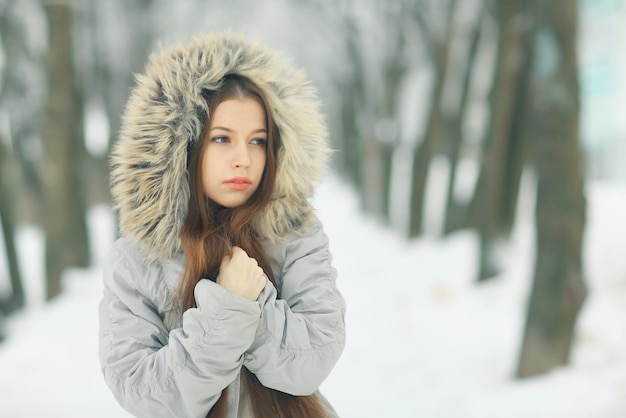 portret młodej dziewczyny zima śnieg na zewnątrz