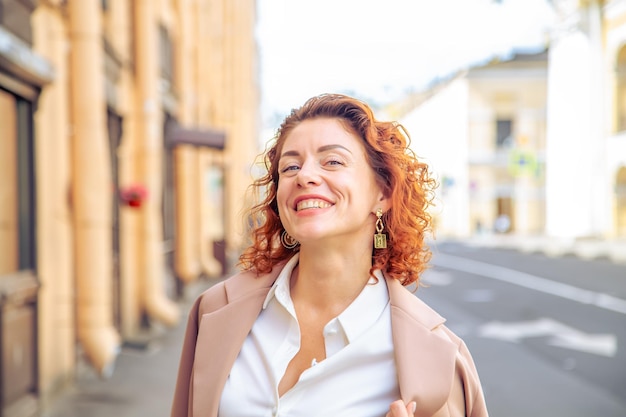 Portret młodej, eleganckiej kobiety idącej ulicą