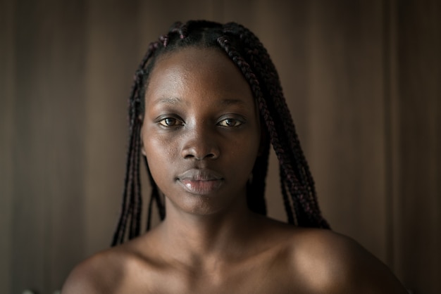 Portret młodej kobiety African American czarny w pomieszczeniu