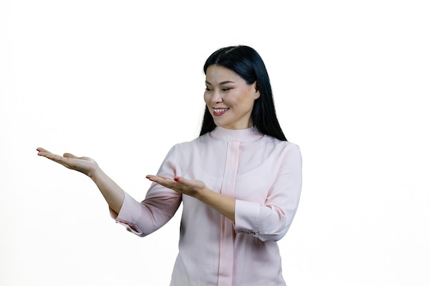 Portret młodej kobiety azjatyckiej reklama miejsca kopiowania obiema rękami Pojedynczo na białym tle