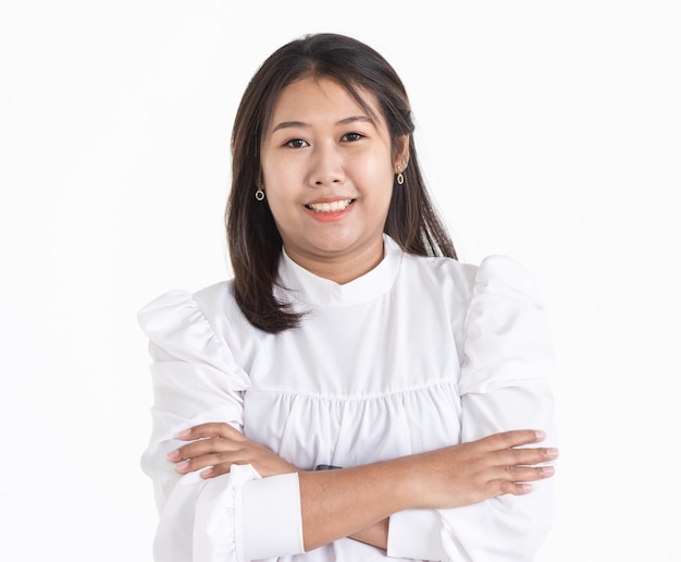 Portret młodej kobiety Azji na sobie białą koszulę formalne uśmiechając się pewnie. Odosobniony.