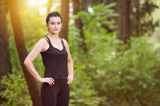 Portret młodej kobiety, bieganie w zalesionym lesie, szkolenia i ćwiczenia do biegania w terenie maraton wytrzymałości fitness koncepcja zdrowego stylu życia