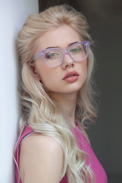 Portret młodej kobiety blondynka w modnych okularach