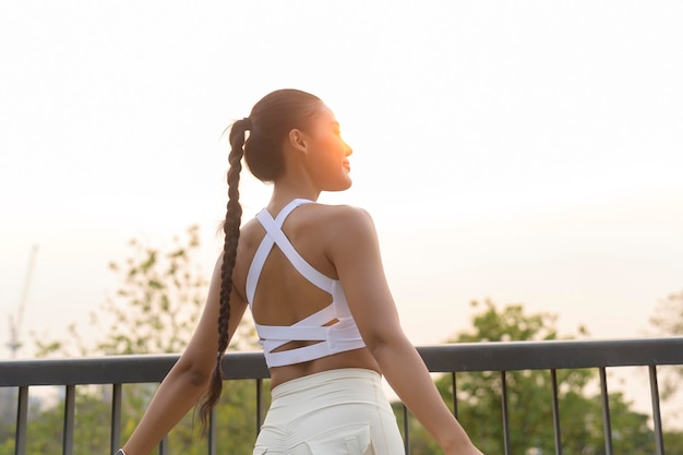 Portret młodej kobiety fitness w odzieży sportowej w parku miejskim Zdrowy i styl życia