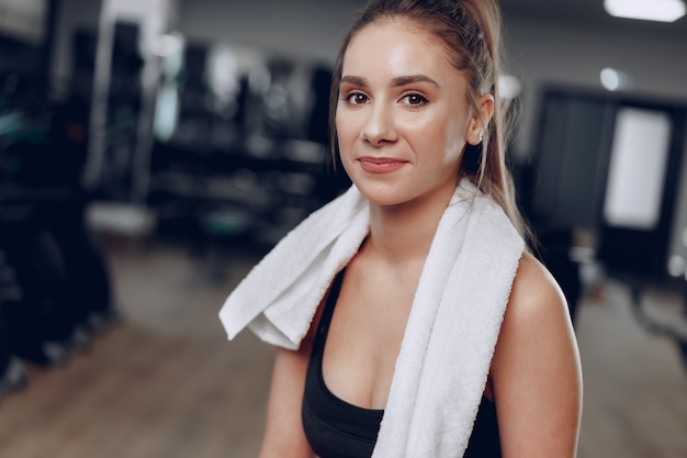 Portret Młodej Kobiety Kaukaski Sportowy Szkolenia W Klubie Fitness