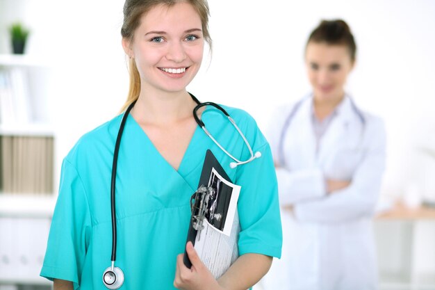 Portret młodej kobiety lekarz chirurg w szpitalu.