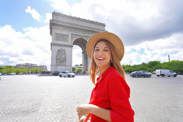 Portret młodej kobiety moda spaceru w Paryżu z Arc de Triomphe France