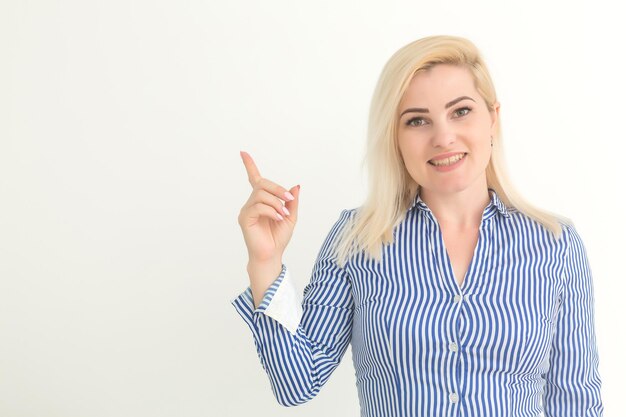 Portret młodej kobiety na białym tle.