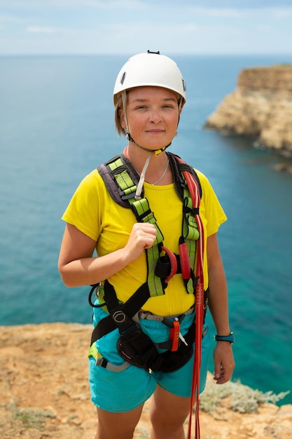 Portret młodej kobiety na klifie przed skokiem Sporty ekstremalne Ropejumping