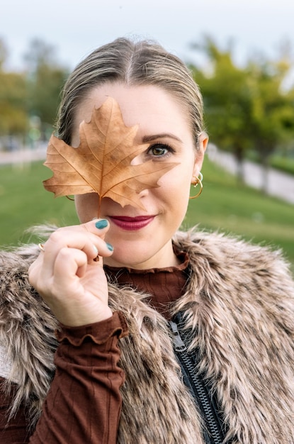 Portret młodej kobiety na zewnątrz w jesienny dzień