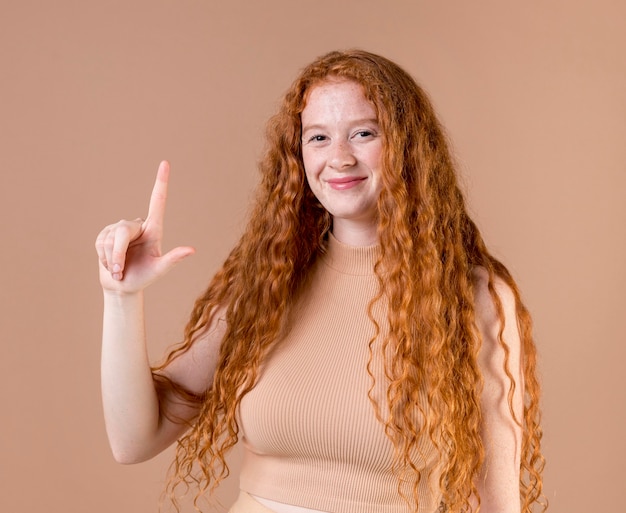 Portret młodej kobiety nauczania języka migowego