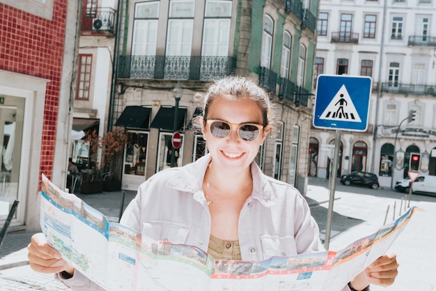 Zdjęcie portret młodej kobiety noszącej okulary przeciwsłoneczne w mieście