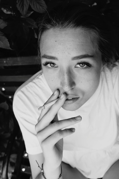 Portret młodej kobiety palącej papierosa