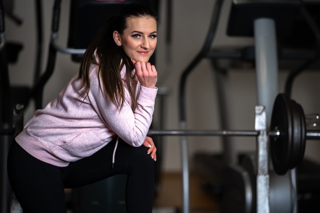 portret młodej kobiety piękne instruktor fitness w siłowni