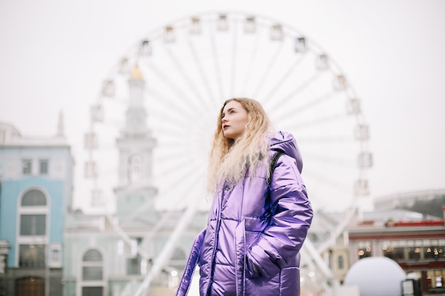 Portret Młodej Kobiety Piękne Z Kręconymi Włosami Blondie Na Zewnątrz. Uroda, Moda. Styl Uliczny. Tło Bokeh