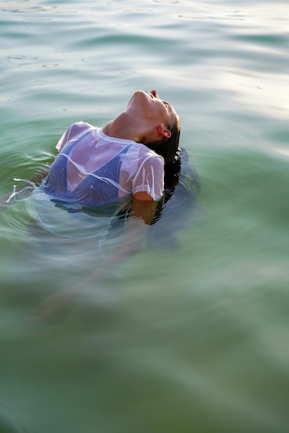 Portret młodej kobiety pływającej w morzu