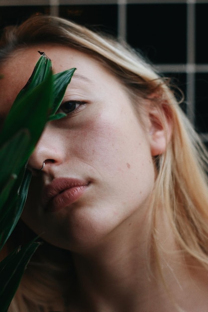 Portret młodej kobiety przy liściach