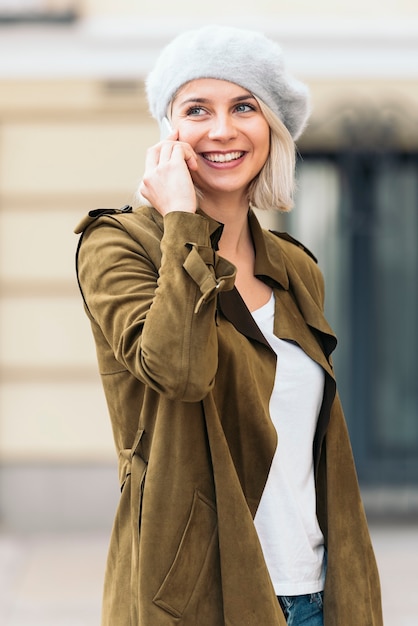 Portret młodej kobiety przy użyciu telefonu komórkowego. Naturalni ludzie.