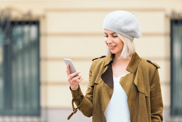 Portret młodej kobiety przy użyciu telefonu komórkowego. Naturalni ludzie.