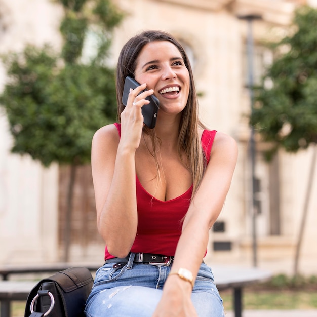 Portret młodej kobiety rozmawia przez telefon