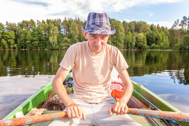 Zdjęcie portret młodej kobiety siedzącej na łodzi na jeziorze