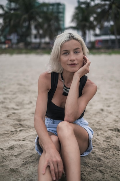 Portret młodej kobiety siedzącej na plaży