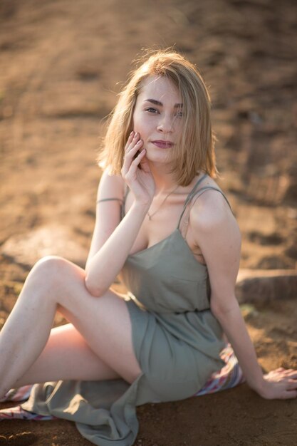 Portret młodej kobiety siedzącej na plaży
