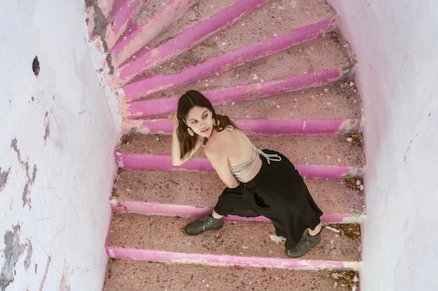 Zdjęcie portret młodej kobiety siedzącej na schodach