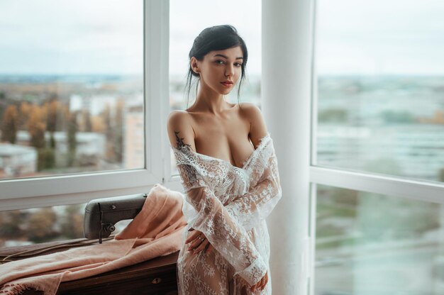 Portret młodej kobiety siedzącej w domu