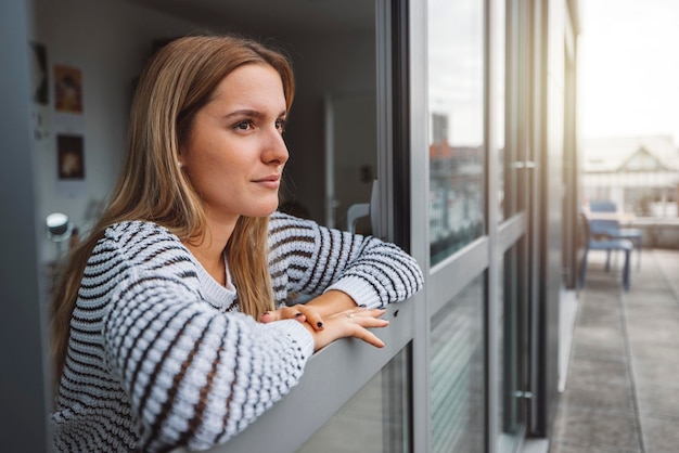 Zdjęcie portret młodej kobiety siedzącej w pociągu