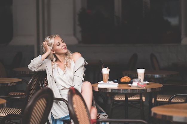 Portret młodej kobiety siedzącej w restauracji