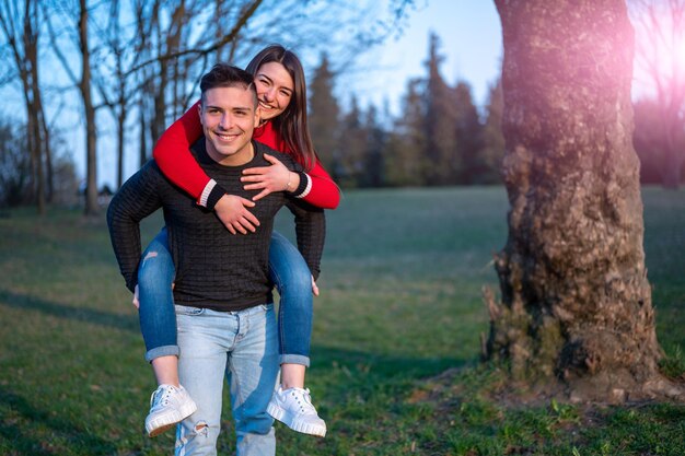 Portret młodej kobiety stojącej na polu