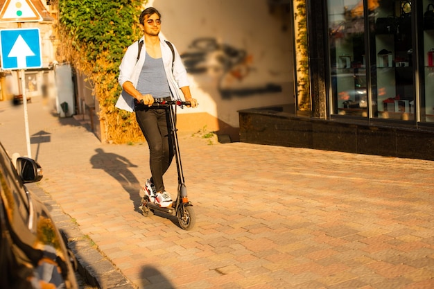 Portret młodej kobiety stojącej na ulicy